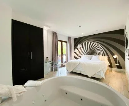 Una de las habitaciones con jacuzzi privado de este hotel con encanto.