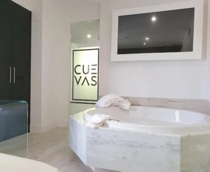 Elegante baño de la Habitación Doble Superior con bañera de hidromasaje.