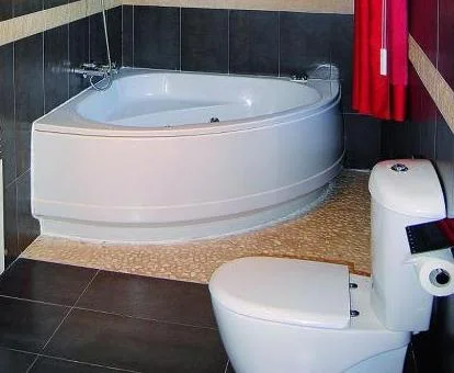 Bañera de hidromasaje privada de la Habitación Doble Superior.