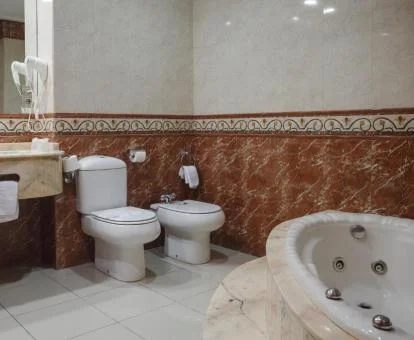 Baño con bañera de hidromasaje privado de la suite del hotel.