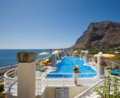 Piscina exterior con fabulosas vistas de este hotel con encanto cerca del mar.