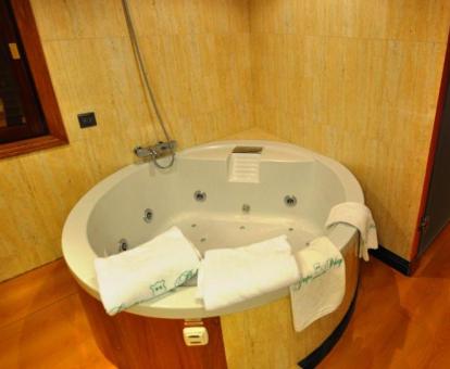 Preciosa bañera de hidromasaje redonda de la suite del hotel.