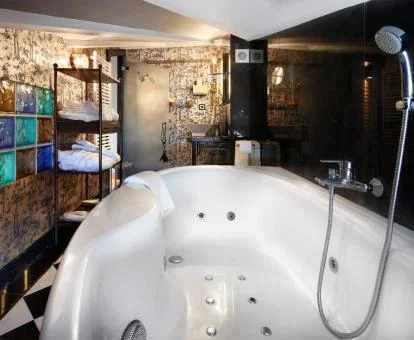 Jacuzzi privado en el baño de una de las habitaciones del hotel.