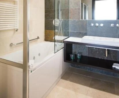 Baño con bañera de hidromasaje privada de la Suite Junior del hotel.
