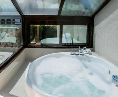 Fabuloso jacuzzi en funcionamiento en la terraza de una de las habitaciones del hotel.