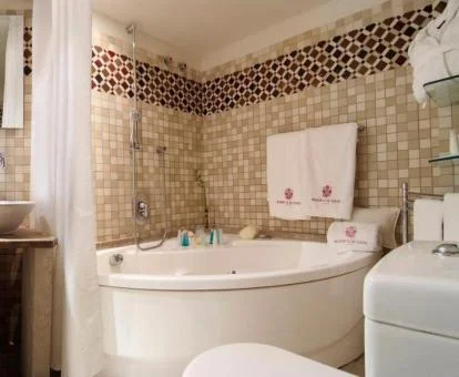 Bañera de hidromasaje en el baño de una de las habitaciones del hotel.