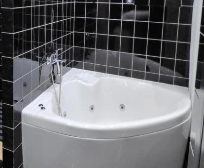 Bañera de hidromasaje privada en el baño de la Habitación Doble Superior.