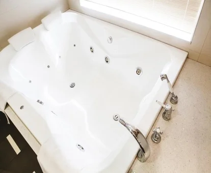 Bañera de hidromasaje privada de la suite superior de este hotel.