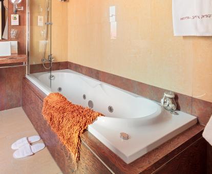 Bañera de hidromasaje privada de la Habitación Doble Superior del hotel.