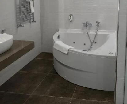 Baño de la Suite Deluxe con bañera de hidromasaje privada.