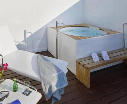 Precioso jacuzzi privado al aire libre de la Suite con terraza.