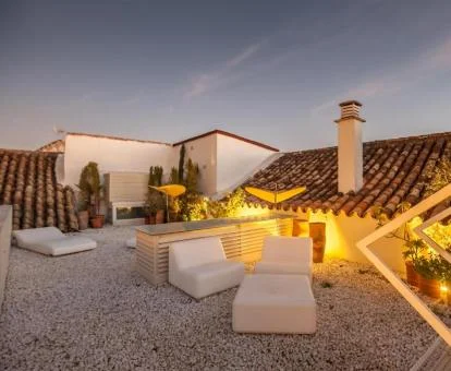 Zona exterior con mobiliario de este coqueto hotel.