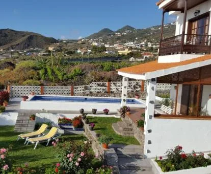 Preciosa casa independiente con zona exterior ajardinada y piscina privada.