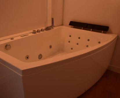 Bañera de hidromasaje privada de uno de los estudios del alojamiento.