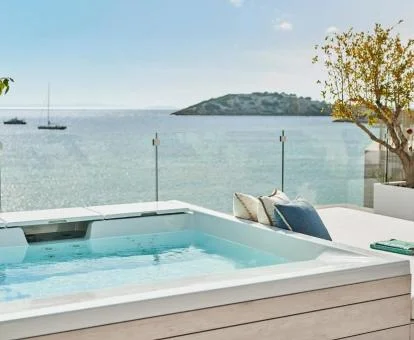 Precioso jacuzzi privado al aire libre y con vistas al mar de Suite Junior en la azotea del hotel.