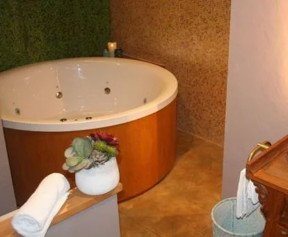 Bañera de hidromasaje redonda de la Suite Superior.