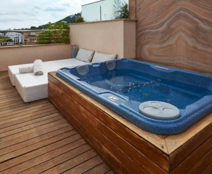 Jacuzzi privado en la terraza de la Suite Prestige con acceso al spa.