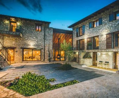 Edificio de este hotel con encanto con amplia zona exterior.