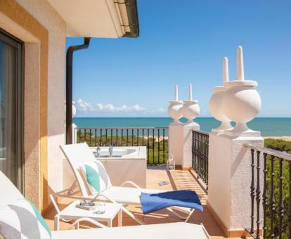 Preciosa terraza con vistas al mar y jacuzzi al aire libre de la Habitación Doble Deluxe del hotel.