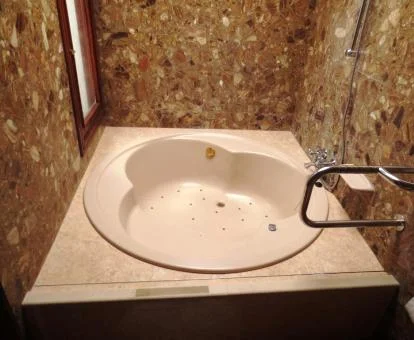 Amplio jacuzzi privado de la villa de dos dormitorios del establecimiento.