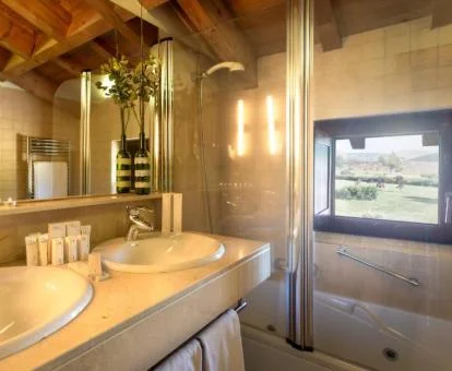 Baño con jacuzzi de una de las habitaciones dúplex con chimenea del hotel.
