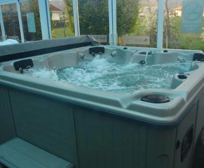 Precioso baño con bañera de hidromasaje privada de la Suite Deluxe del hotel.
