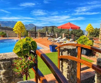 Zona exterior con piscina privada y mobiliario de esta casa independiente.