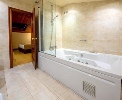Baño con bañera de hidromasaje en el baño de la Habitación Doble Superior.