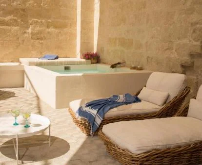 Fabulosa bañera de hidromasaje privada en la terraza de la Suite Experience.