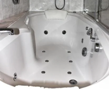 Bañera de hidromasaje privada de la Suite Junior del hotel.