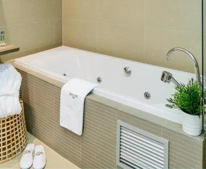 Jacuzzi privado en el baño de la Suite Junior del hotel.