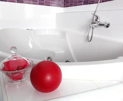 Amplio jacuzzi de una de las habitaciones dobles del hotel.