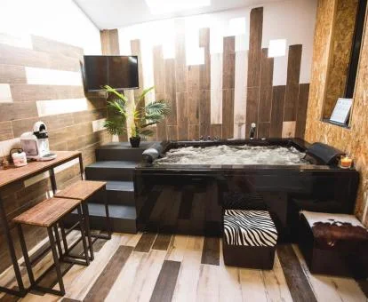 Zona de bienestar privada con jacuzzi de una de las suites del alojamiento.
