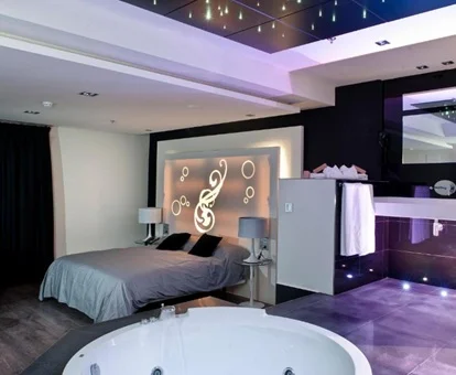 Jacuzzi privado cerca de la cama en la Habitación Doble Deluxe Superior.