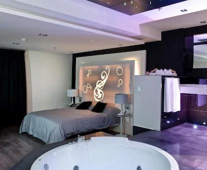 Jacuzzi privado cerca de la cama en la Habitación Doble Deluxe Superior.