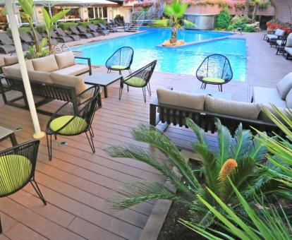 Agradable piscina con mobiliario y solarium de este hotel con encanto.