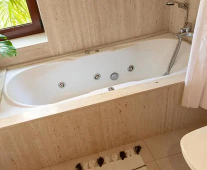 Bañera de hidromasaje privada en el baño de la Suite Junior.