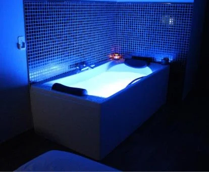 Amplio jacuzzi del apartamento ático de este establecimiento.