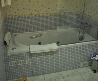 Bañera de hidromasaje privada en el baño de la Suite Junior.