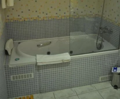 Bañera de hidromasaje privada en el baño de la Suite Junior.