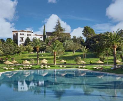 Edificio de este hotel con encanto con hermosos jardines y piscina al aire libre.