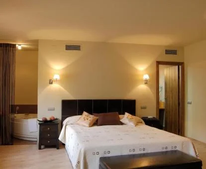 Una de las habitaciones con jacuzzi privado de este hotel con encanto.