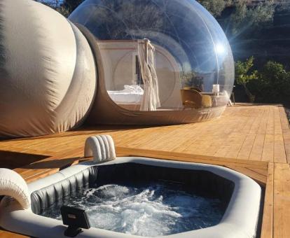 Bonita habitación burbuja con bañera de hidromasaje privada en el exterior.