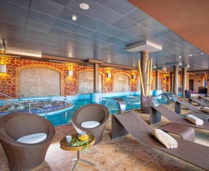 Espectacular zona de bienestar con gran piscina de hidroterapia de este hotel con encanto.