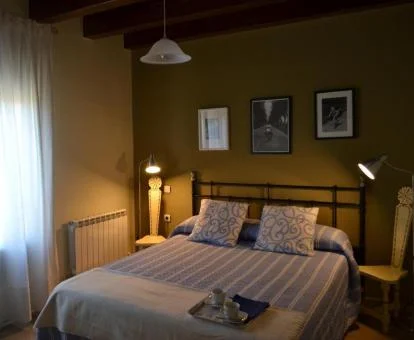 Una de las acogedoras habitaciones dobles de este hotel con encanto.