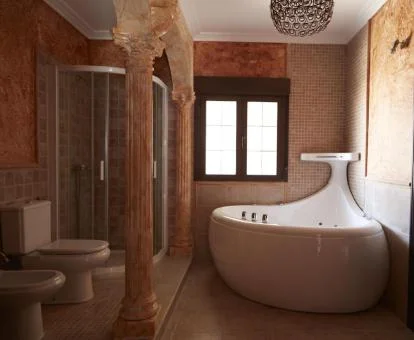 Elegante baño con bañera de hidromasaje privada de la Suite del hotel.
