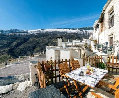 Terraza con fabulosas vistas y comedor exterior de esta casa rural.
