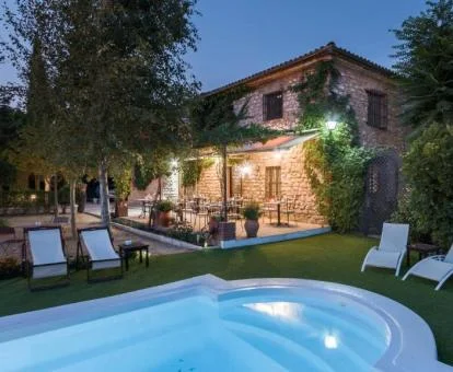 Precioso hotel rural con piscina y zonas exteriores.