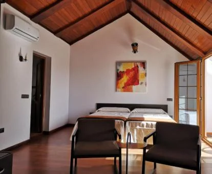 Una de las coquetas habitaciones con balcón de este acogedor hotel.
