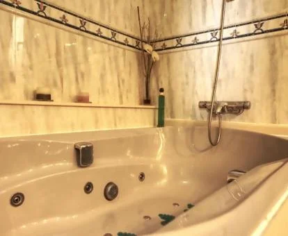 Bañera de hidromasaje privada de la Suite con terraza.